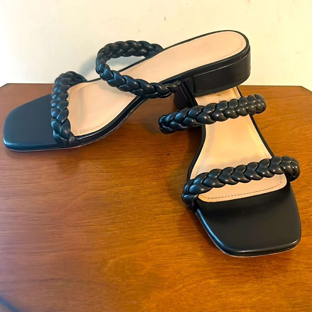 Sincerely Jules size 8 black slip on sandals